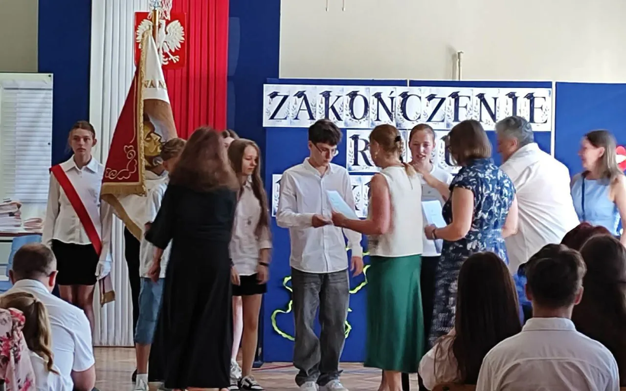 Najpierw absolwenci, teraz klasy szóste i siódme. SP 4 w Skierniewicach oficjalnie wita wakacje — zdjęcie 48 z 88