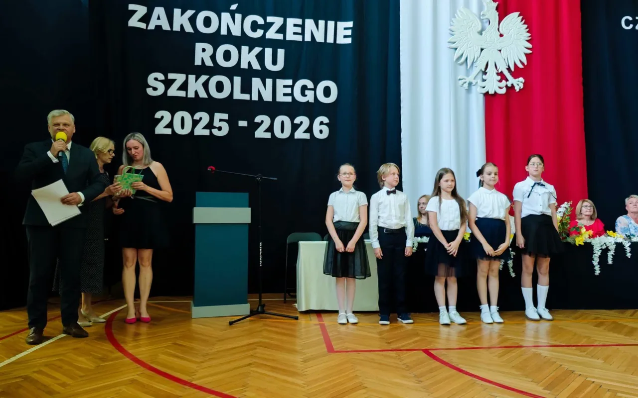 Ostatni dzwonek dla najmłodszych i absolwentów. Zakończenie roku w SP 2 w Skierniewicach — zdjęcie 51 z 92