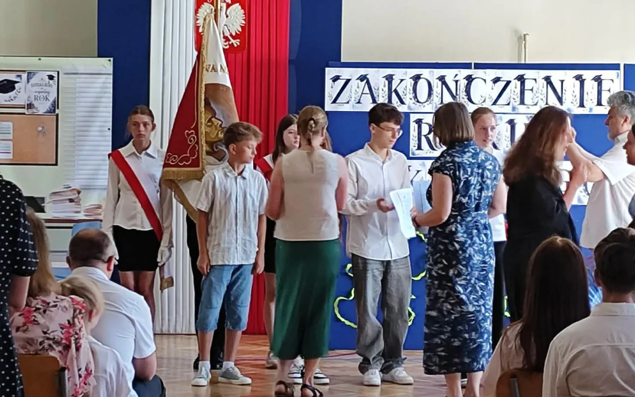 Najpierw absolwenci, teraz klasy szóste i siódme. SP 4 w Skierniewicach oficjalnie wita wakacje — zdjęcie 47 z 88