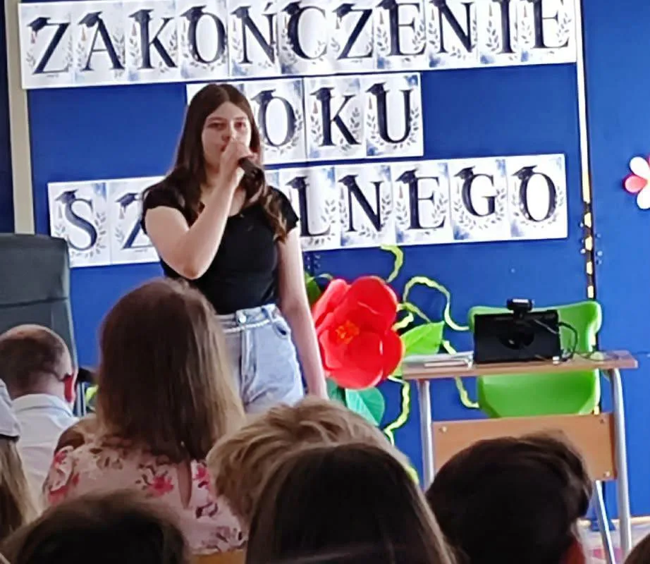 Najpierw absolwenci, teraz klasy szóste i siódme. SP 4 w Skierniewicach oficjalnie wita wakacje — zdjęcie 45 z 88