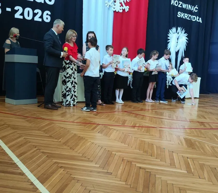 Ostatni dzwonek dla najmłodszych i absolwentów. Zakończenie roku w SP 2 w Skierniewicach — zdjęcie 47 z 92