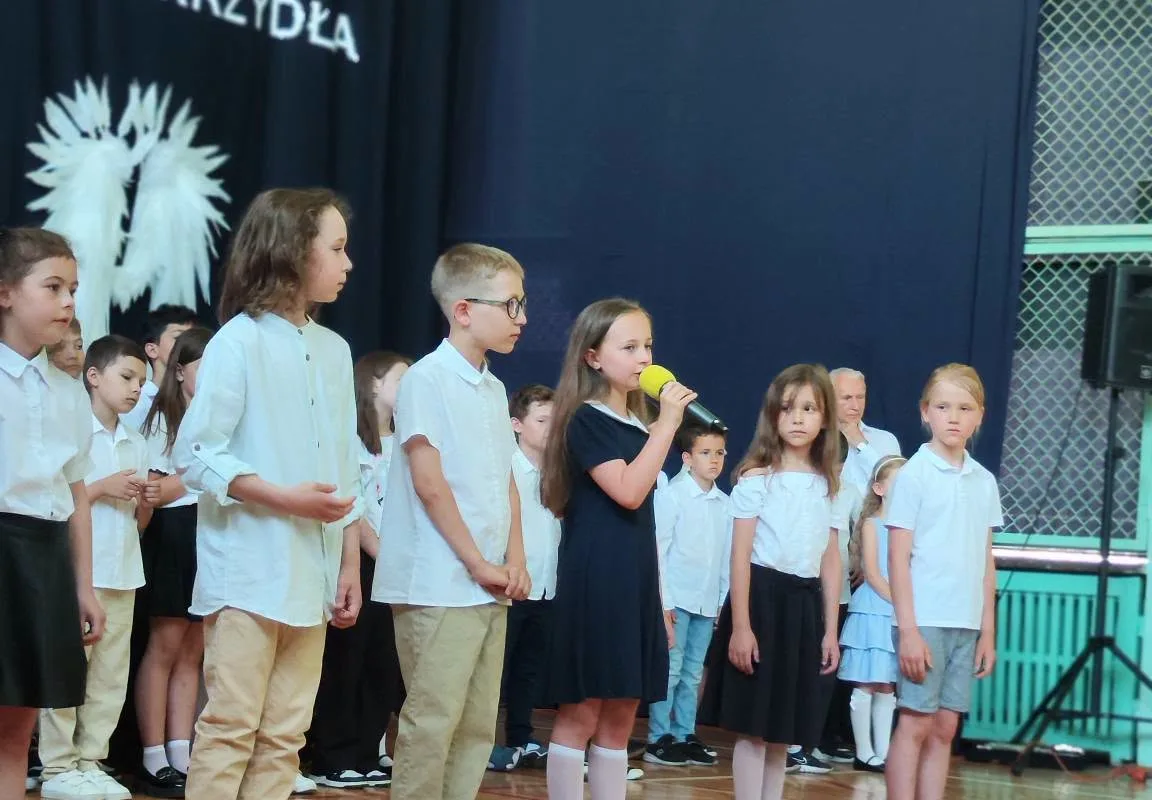 Ostatni dzwonek dla najmłodszych i absolwentów. Zakończenie roku w SP 2 w Skierniewicach — zdjęcie 46 z 92