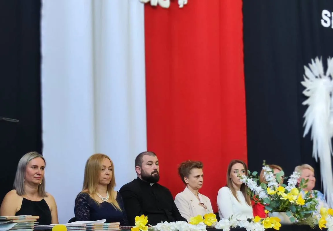 Ostatni dzwonek dla najmłodszych i absolwentów. Zakończenie roku w SP 2 w Skierniewicach — zdjęcie 45 z 92