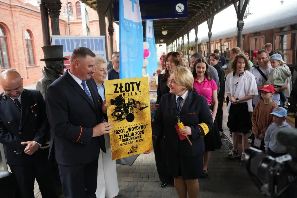 Zabytkowy parowóz „WOYDYNO” na stacji w Skierniewicach. Zobacz fotorelację! 33 46-parowoz-woydyno-skierniewice