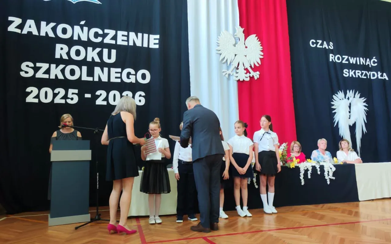 Ostatni dzwonek dla najmłodszych i absolwentów. Zakończenie roku w SP 2 w Skierniewicach — zdjęcie 43 z 92