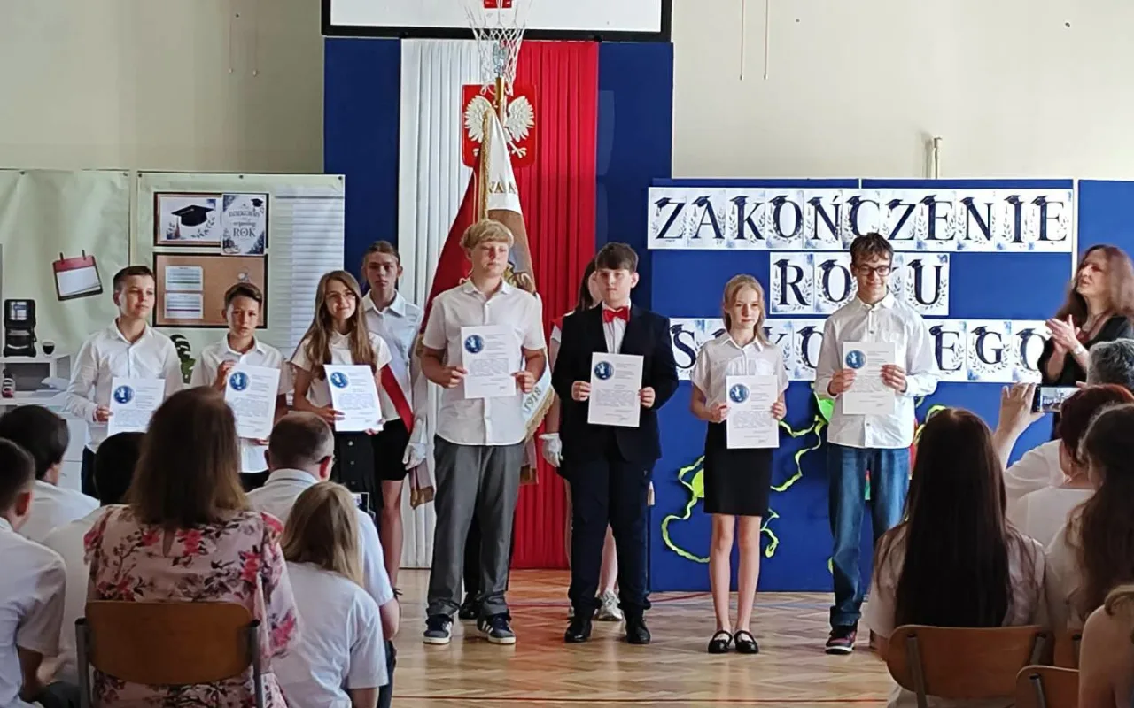 Najpierw absolwenci, teraz klasy szóste i siódme. SP 4 w Skierniewicach oficjalnie wita wakacje — zdjęcie 39 z 88