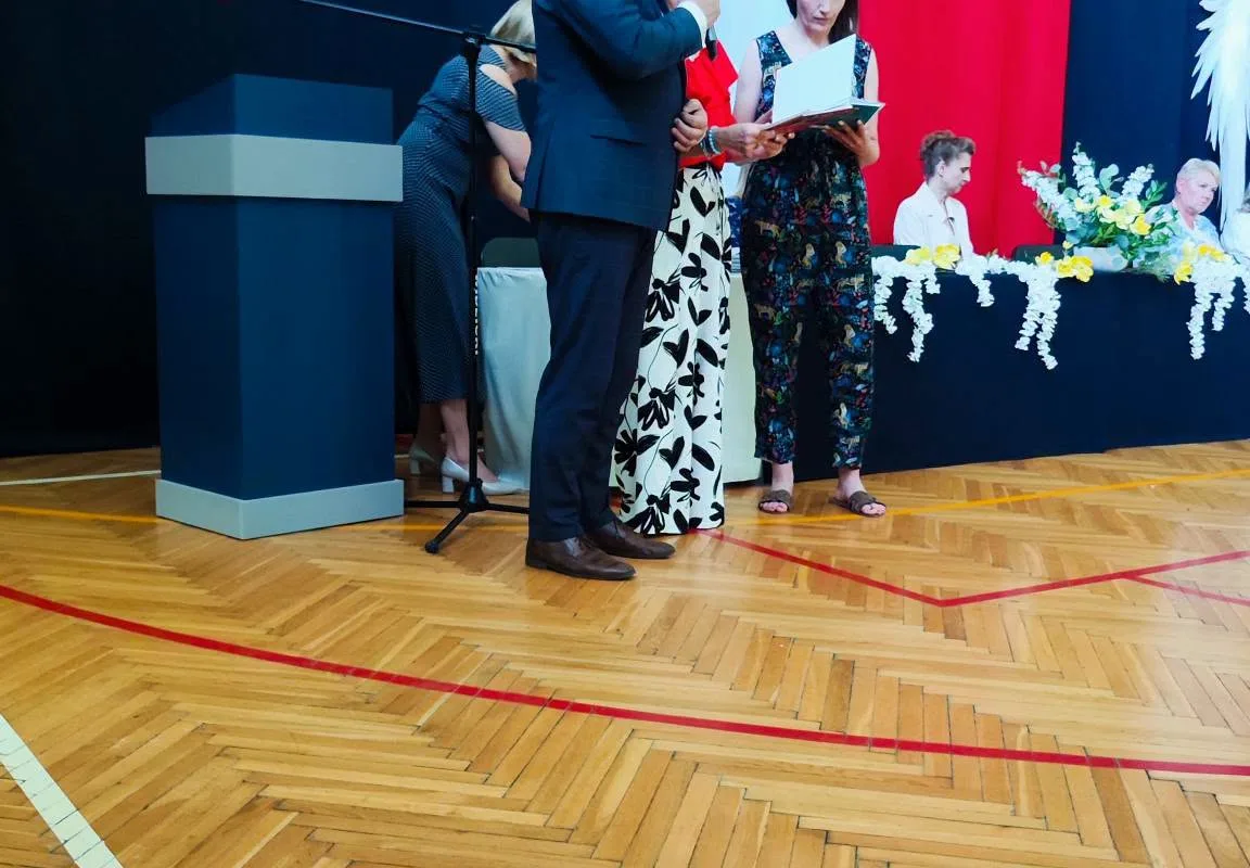 Ostatni dzwonek dla najmłodszych i absolwentów. Zakończenie roku w SP 2 w Skierniewicach — zdjęcie 42 z 92