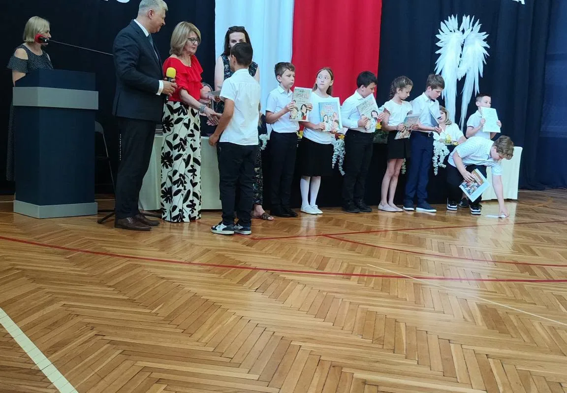 Ostatni dzwonek dla najmłodszych i absolwentów. Zakończenie roku w SP 2 w Skierniewicach — zdjęcie 41 z 92
