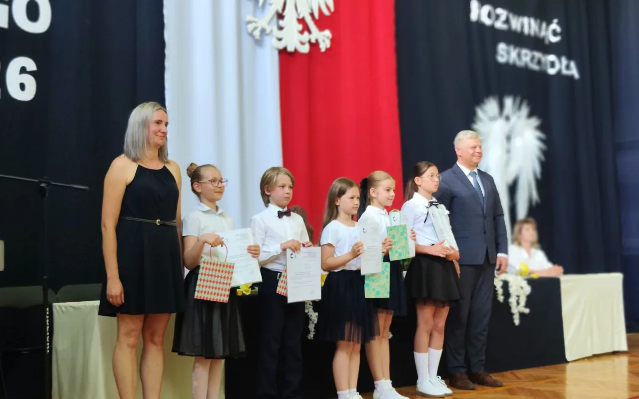 Ostatni dzwonek dla najmłodszych i absolwentów. Zakończenie roku w SP 2 w Skierniewicach — zdjęcie 39 z 92
