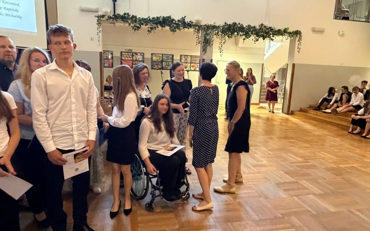 Po ośmiu latach mówią „do widzenia”. Absolwenci SP 9 Skierniewice rozpoczynają wakacje — zdjęcie 64 z 65