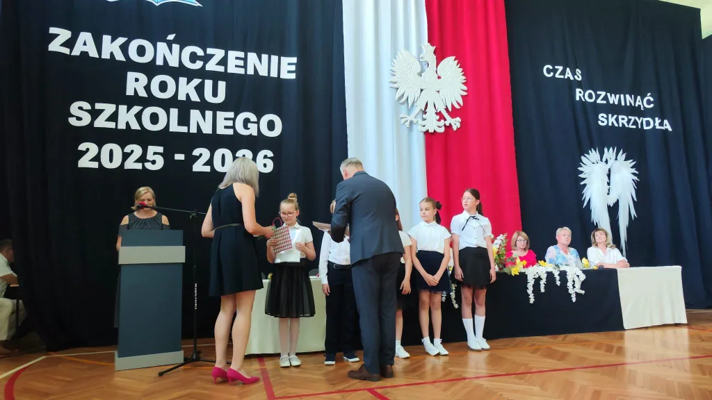 51 zakonczenie roku klasy 3 i 8 sp2 skierniewic 2
