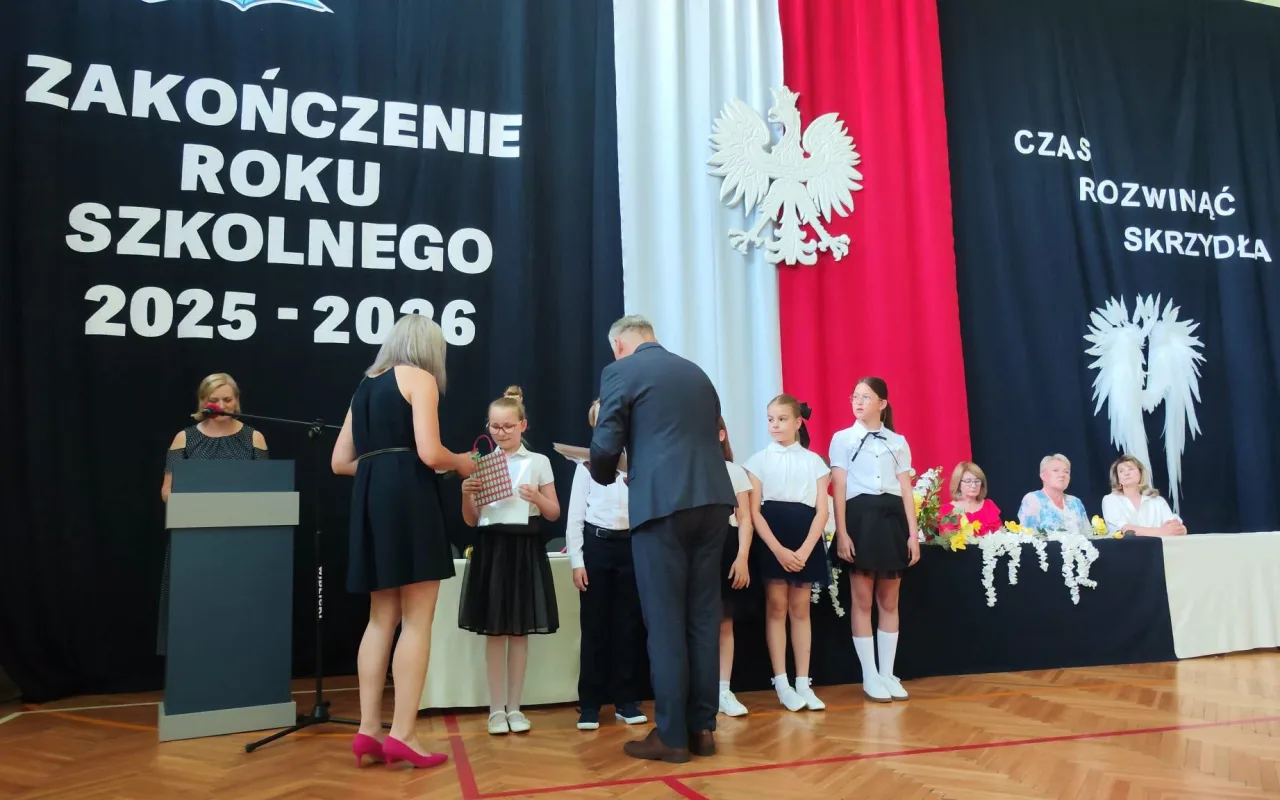 Ostatni dzwonek dla najmłodszych i absolwentów. Zakończenie roku w SP 2 w Skierniewicach — zdjęcie 38 z 92