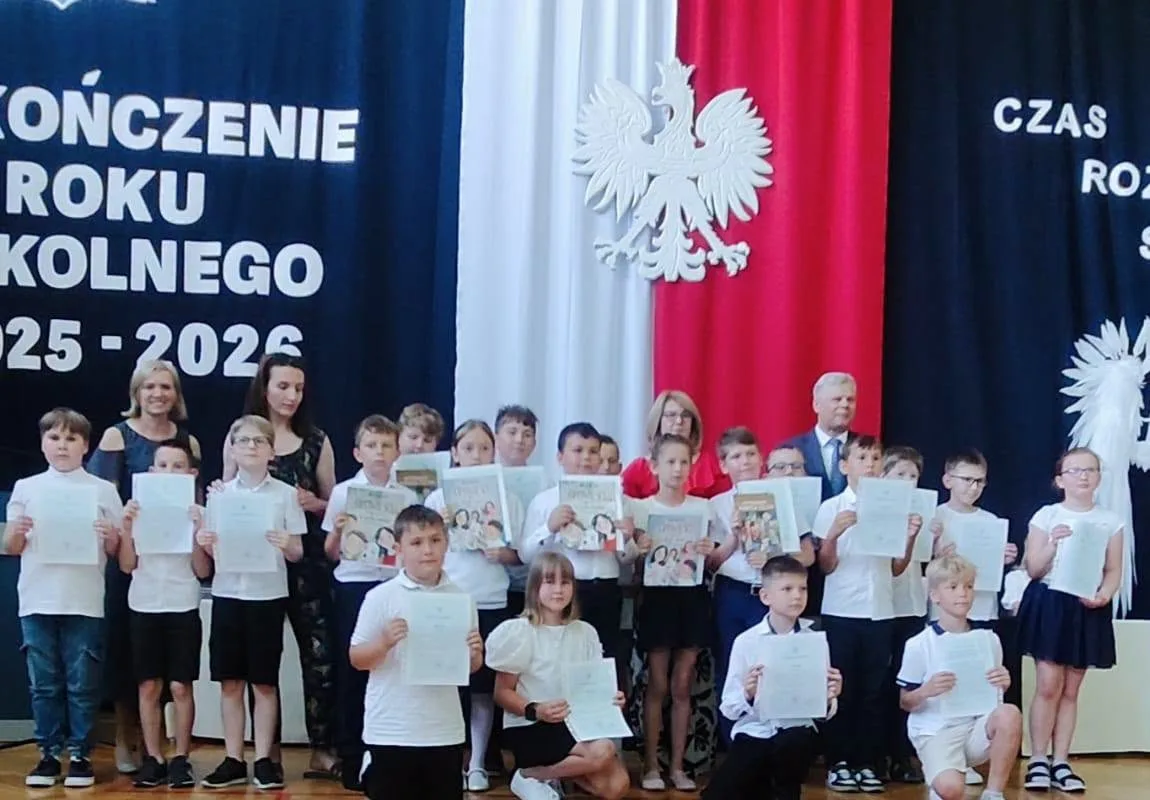 Ostatni dzwonek dla najmłodszych i absolwentów. Zakończenie roku w SP 2 w Skierniewicach — zdjęcie 37 z 92