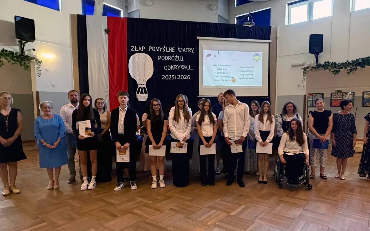 Po ośmiu latach mówią „do widzenia”. Absolwenci SP 9 Skierniewice rozpoczynają wakacje — zdjęcie 63 z 65