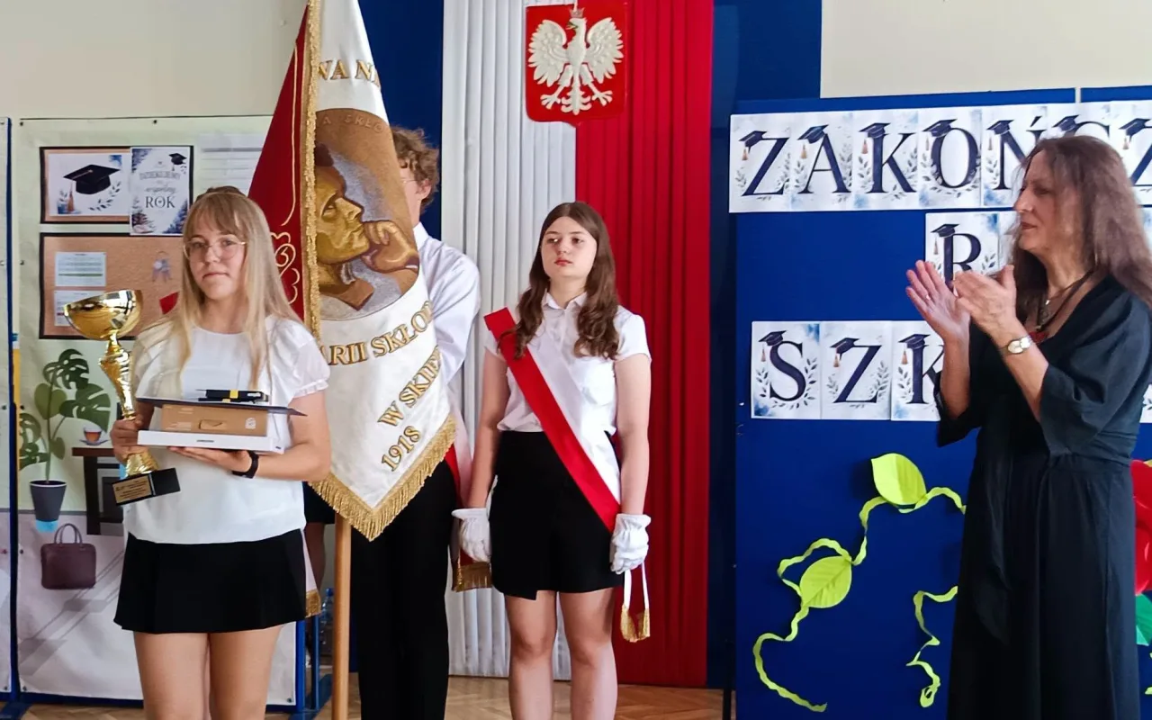 Najpierw absolwenci, teraz klasy szóste i siódme. SP 4 w Skierniewicach oficjalnie wita wakacje — zdjęcie 82 z 88
