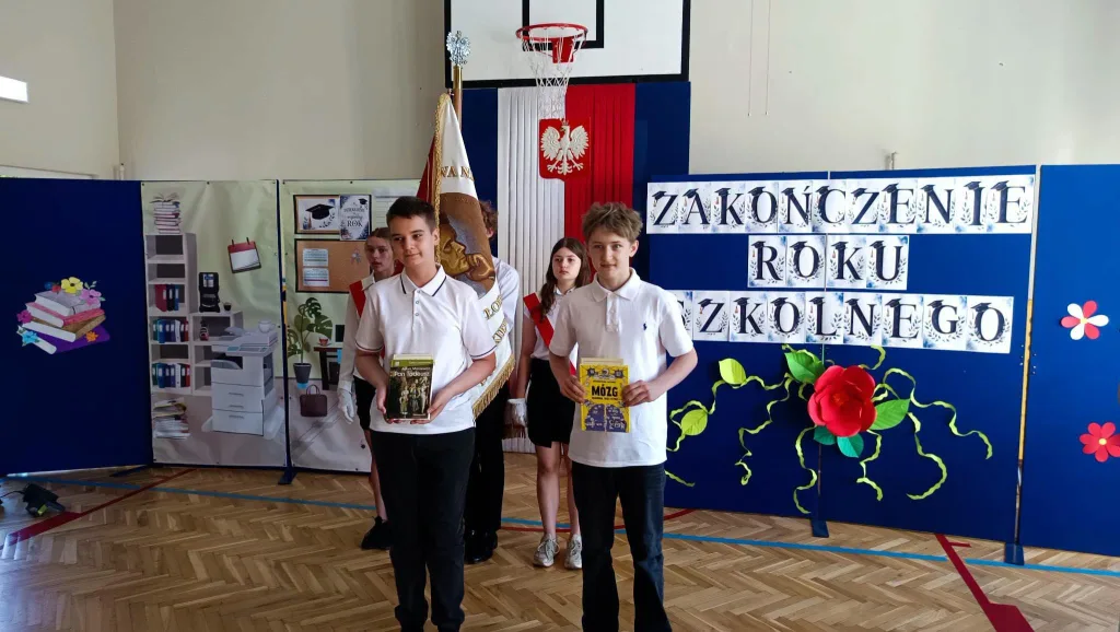 Najpierw absolwenci, teraz klasy szóste i siódme. SP 4 w Skierniewicach oficjalnie wita wakacje 4 55 zakonczenie roku klasy 6 7 8 sp4 skierniewice 2