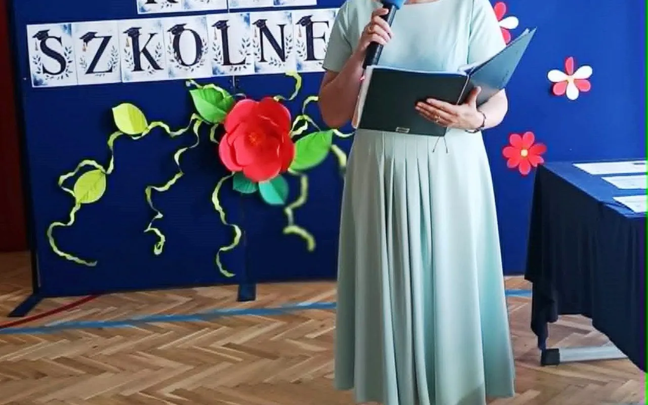 Najpierw absolwenci, teraz klasy szóste i siódme. SP 4 w Skierniewicach oficjalnie wita wakacje — zdjęcie 80 z 88