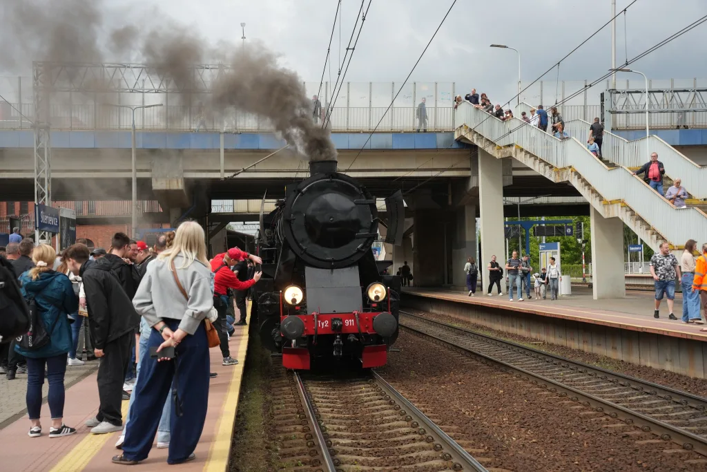 Zabytkowy parowóz „WOYDYNO” na stacji w Skierniewicach. Zobacz fotorelację! 34 57-parowoz-woydyno-skierniewice