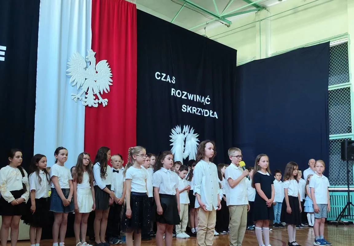 Ostatni dzwonek dla najmłodszych i absolwentów. Zakończenie roku w SP 2 w Skierniewicach — zdjęcie 80 z 92