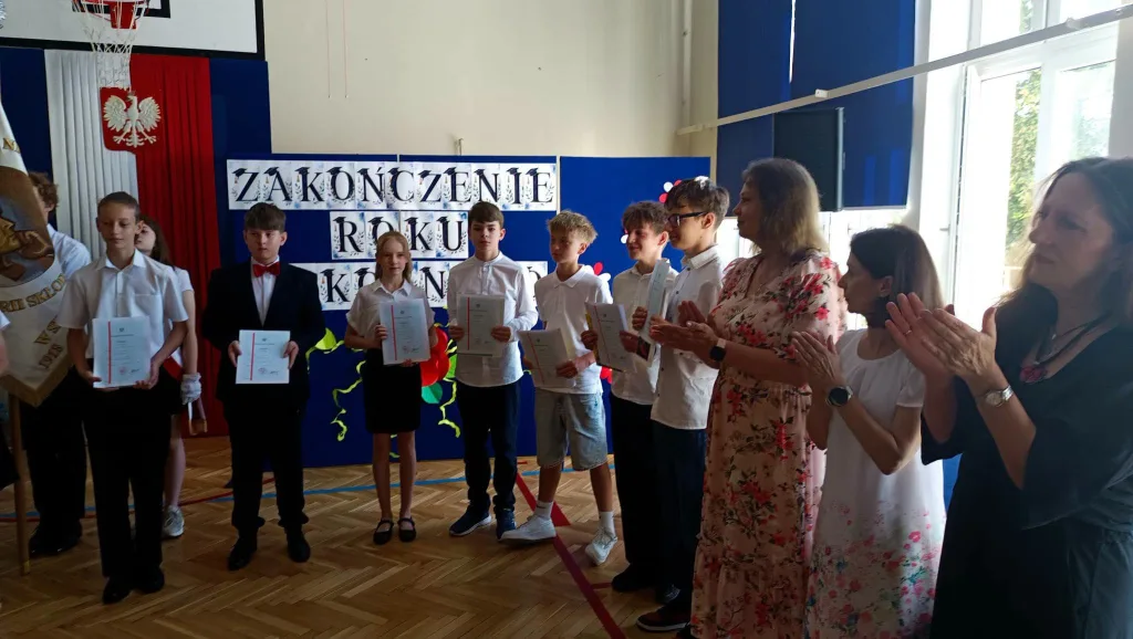 Najpierw absolwenci, teraz klasy szóste i siódme. SP 4 w Skierniewicach oficjalnie wita wakacje 4 5 zakonczenie roku klasy 6 7 8 sp4 skierniewice 2