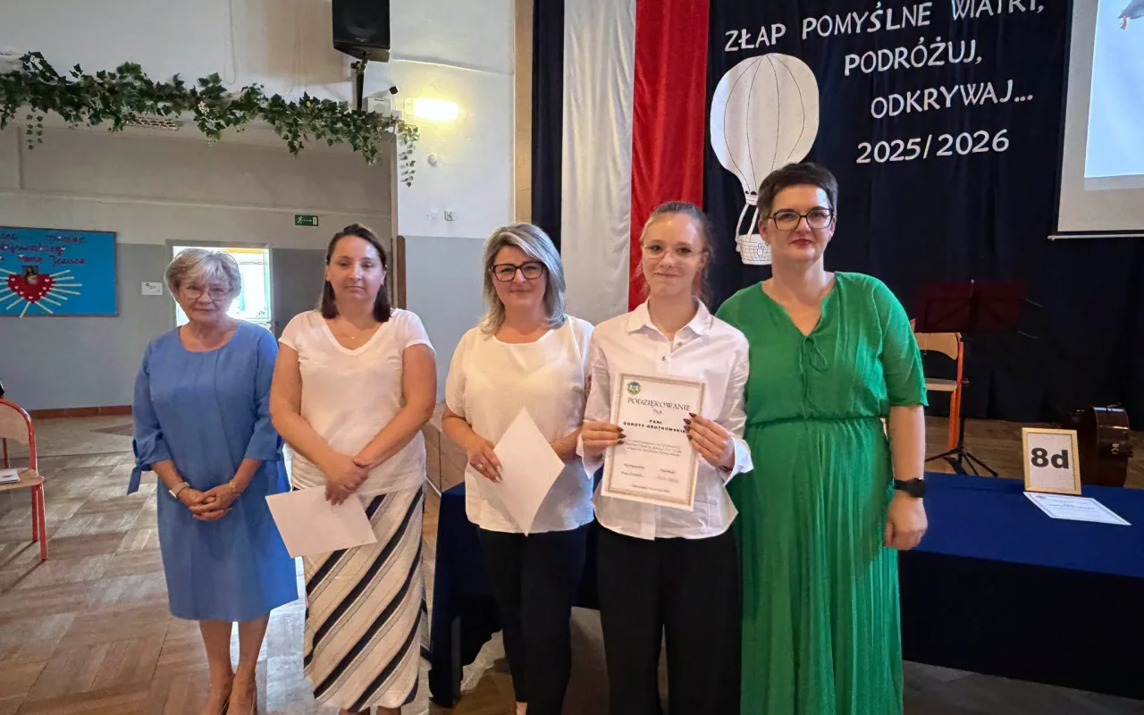 Po ośmiu latach mówią „do widzenia”. Absolwenci SP 9 Skierniewice rozpoczynają wakacje — zdjęcie 10 z 65