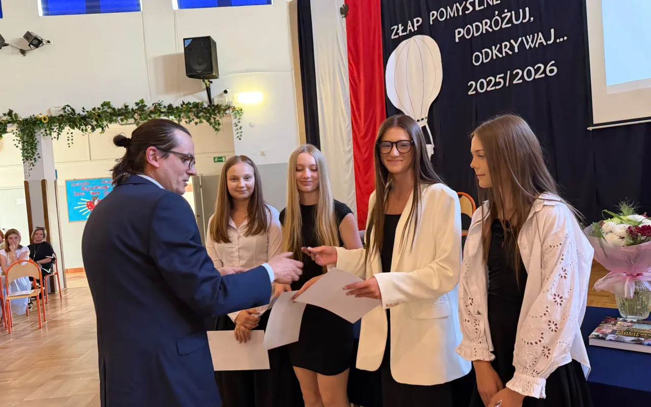 Po ośmiu latach mówią „do widzenia”. Absolwenci SP 9 Skierniewice rozpoczynają wakacje — zdjęcie 11 z 65