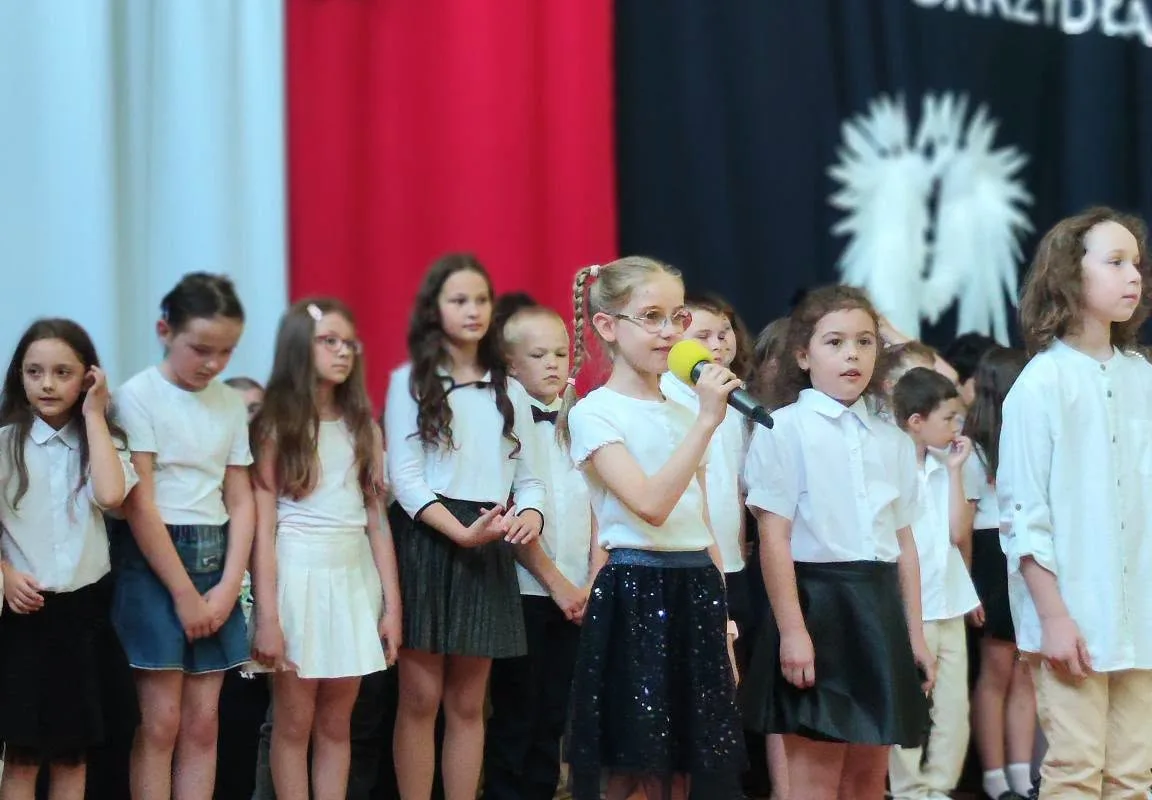 Ostatni dzwonek dla najmłodszych i absolwentów. Zakończenie roku w SP 2 w Skierniewicach — zdjęcie 79 z 92