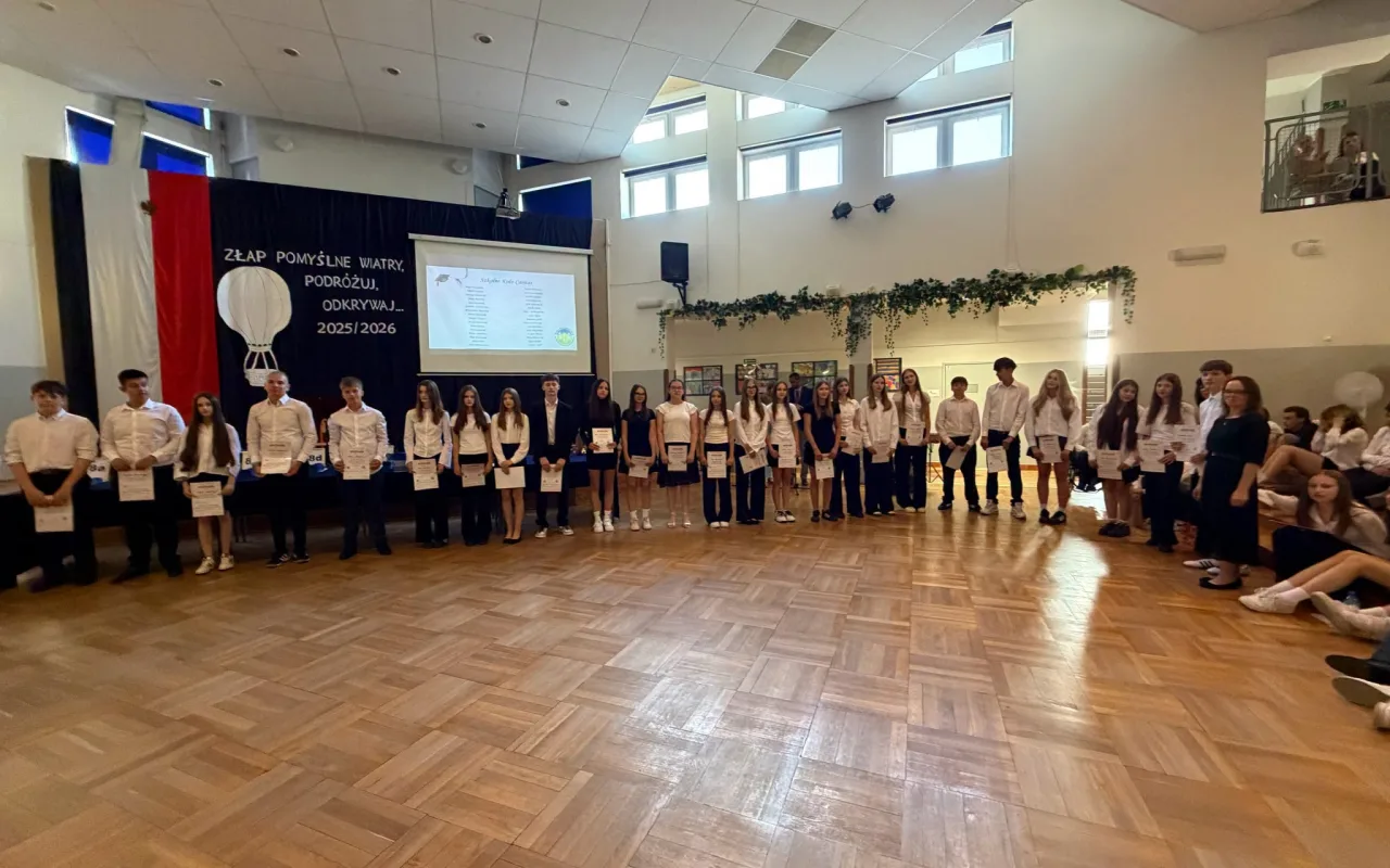 Po ośmiu latach mówią „do widzenia”. Absolwenci SP 9 Skierniewice rozpoczynają wakacje — zdjęcie 24 z 65