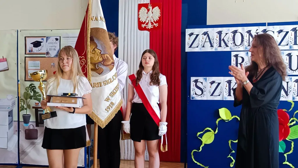 Najpierw absolwenci, teraz klasy szóste i siódme. SP 4 w Skierniewicach oficjalnie wita wakacje 4 8 zakonczenie roku klasy 6 7 8 sp4 skierniewice 2