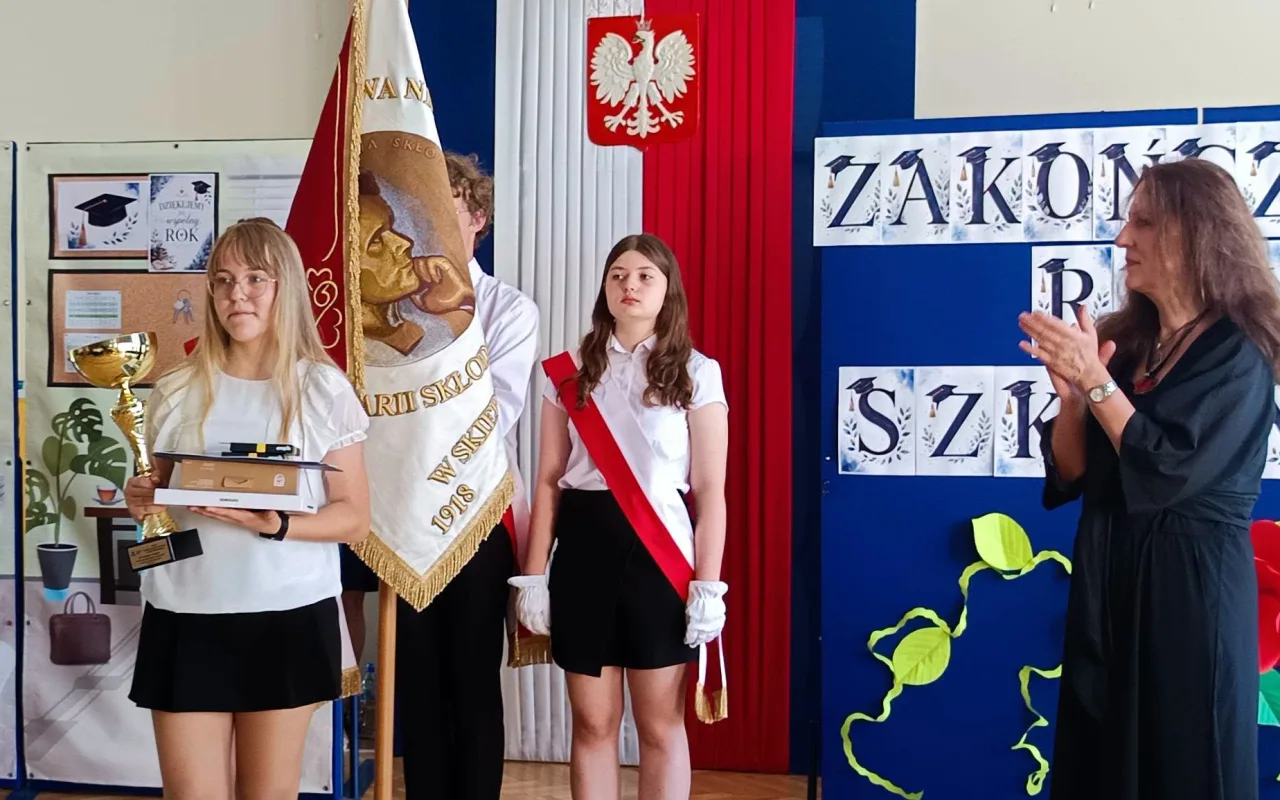 Najpierw absolwenci, teraz klasy szóste i siódme. SP 4 w Skierniewicach oficjalnie wita wakacje — zdjęcie 73 z 88