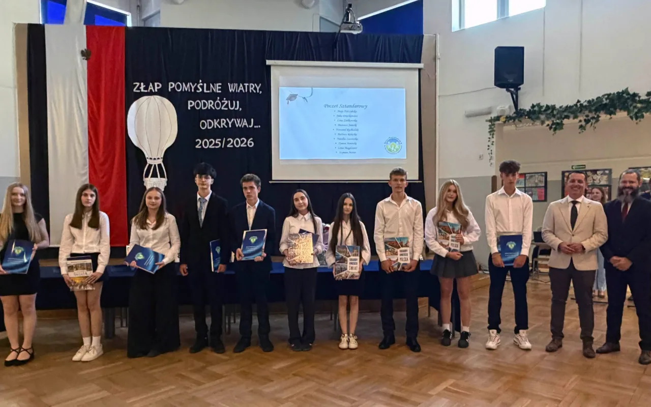 Po ośmiu latach mówią „do widzenia”. Absolwenci SP 9 Skierniewice rozpoczynają wakacje — zdjęcie 34 z 65