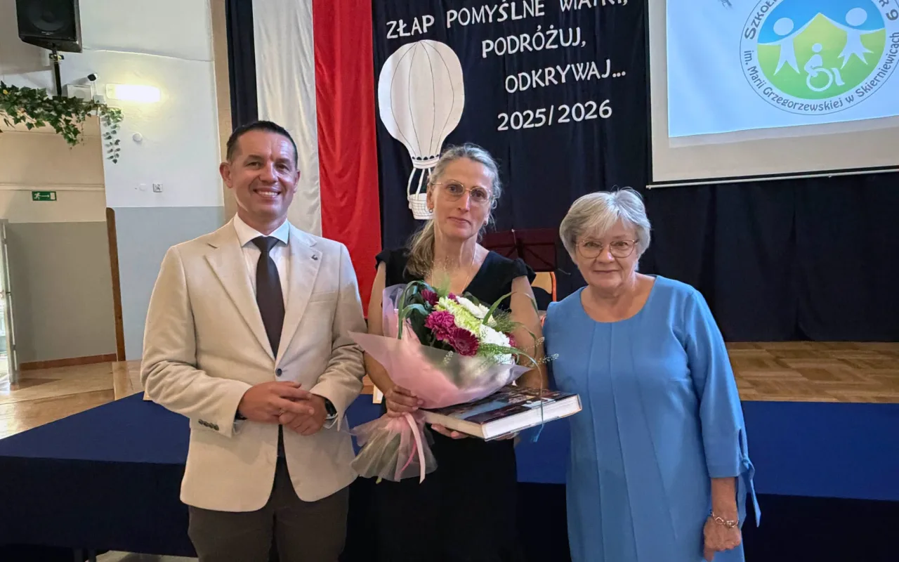 Po ośmiu latach mówią „do widzenia”. Absolwenci SP 9 Skierniewice rozpoczynają wakacje — zdjęcie 37 z 65