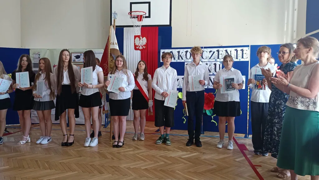 Najpierw absolwenci, teraz klasy szóste i siódme. SP 4 w Skierniewicach oficjalnie wita wakacje 1 9 zakonczenie roku klasy 6 7 8 sp4 skierniewice 2