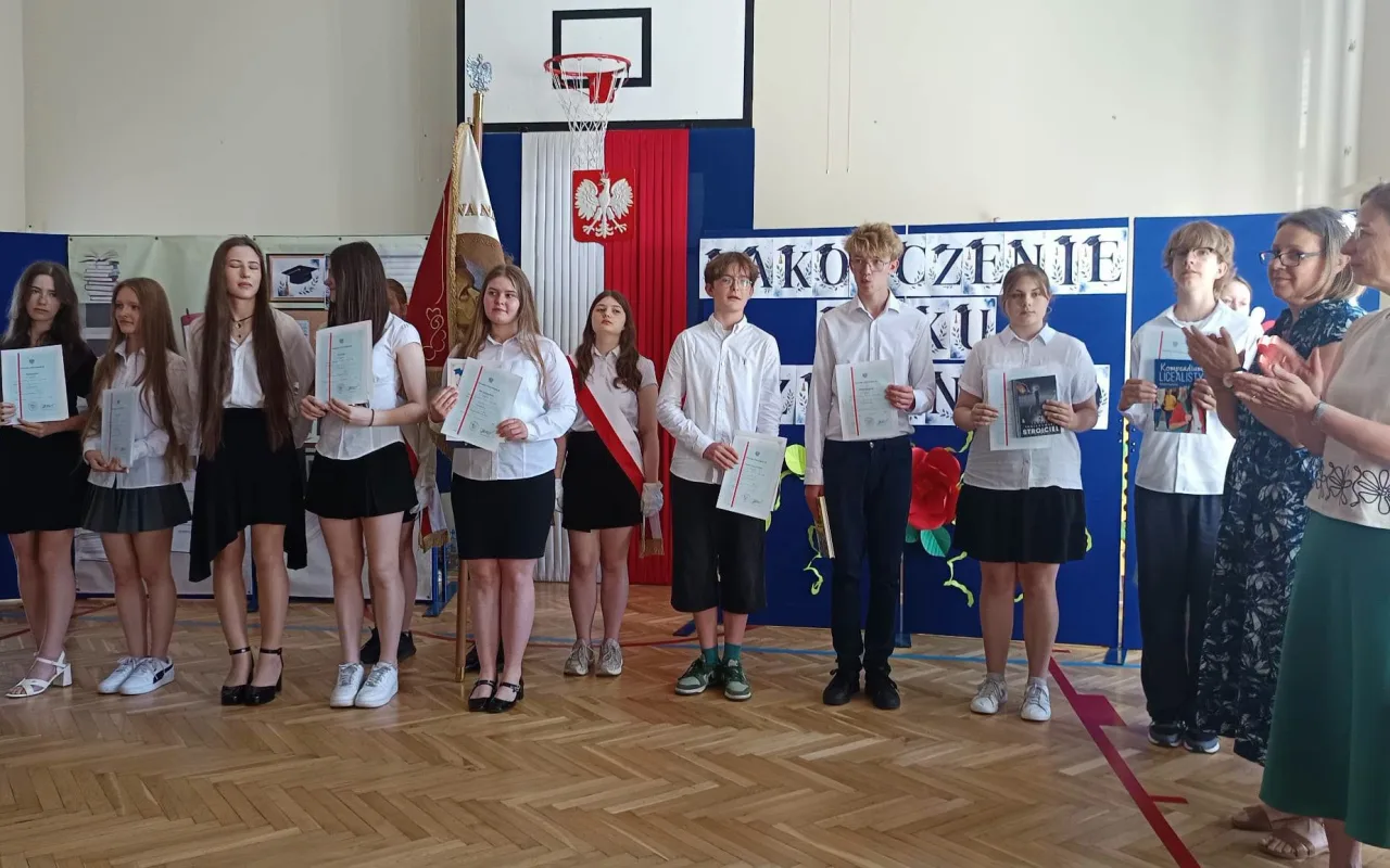 Najpierw absolwenci, teraz klasy szóste i siódme. SP 4 w Skierniewicach oficjalnie wita wakacje — zdjęcie 72 z 88