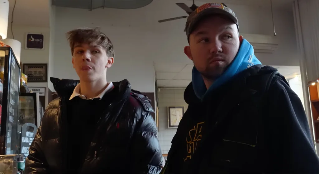 Youtuber i bezdomny ze Skierniewic stojący w warszawskiej kawiarni podczas nagrywania kontrowersyjnego materiału wideo.
