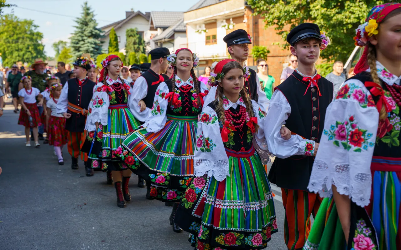 Wielki korowód przeszedł przez Lipce Reymontowskie. Zobacz zdjęcia z Dnia Reymonta 2026! — zdjęcie 14 z 75