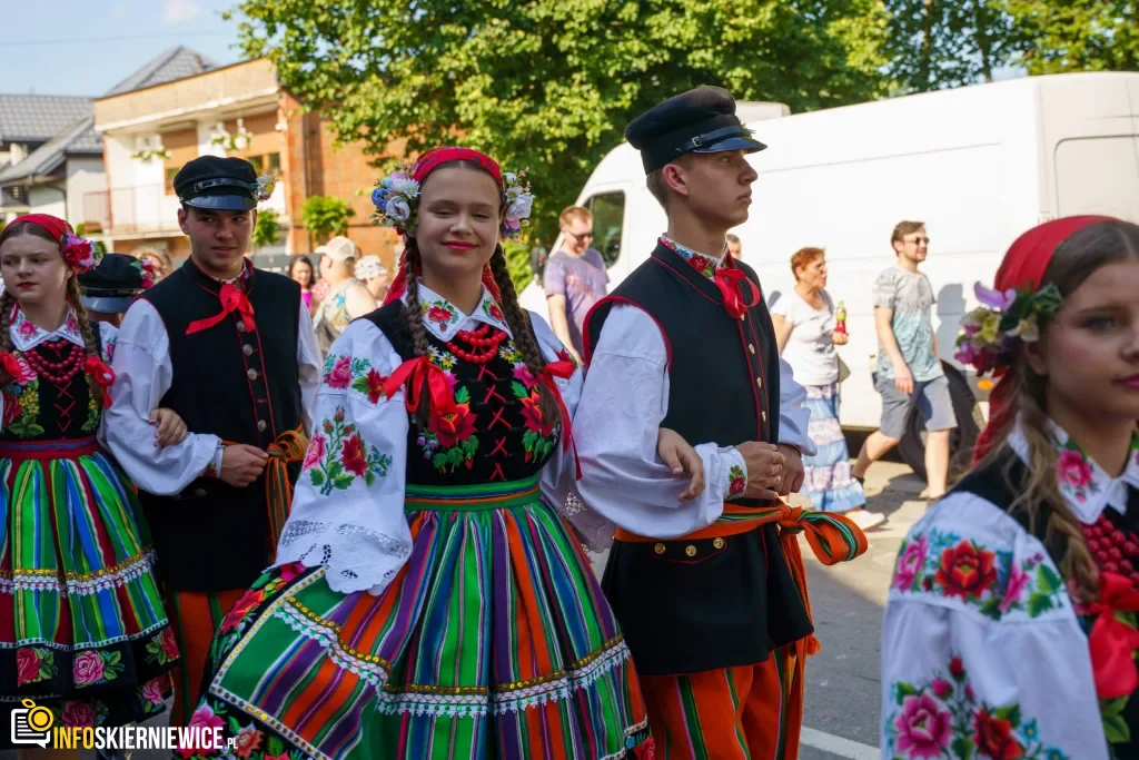 Wielki korowód przeszedł przez Lipce Reymontowskie. Zobacz zdjęcia z Dnia Reymonta 2026! 1 dnia reymonta 2026 13 z 75 1024x683 watermarked large