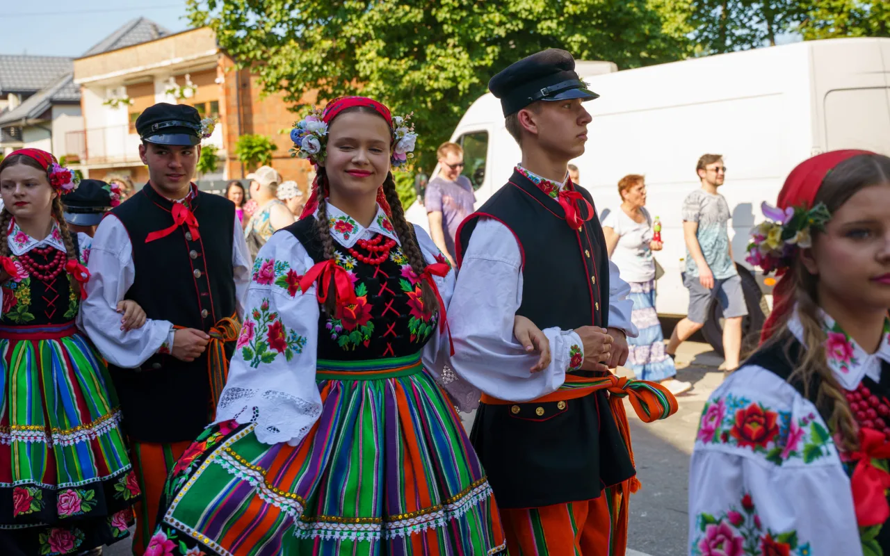 Wielki korowód przeszedł przez Lipce Reymontowskie. Zobacz zdjęcia z Dnia Reymonta 2026! — zdjęcie 15 z 75