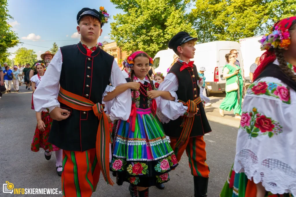 Wielki korowód przeszedł przez Lipce Reymontowskie. Zobacz zdjęcia z Dnia Reymonta 2026! 1 dnia reymonta 2026 14 z 75 1024x683 watermarked large