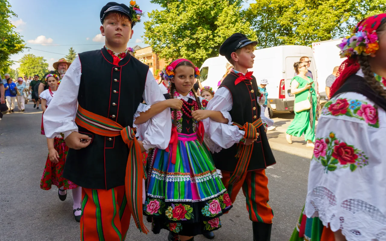 Wielki korowód przeszedł przez Lipce Reymontowskie. Zobacz zdjęcia z Dnia Reymonta 2026! — zdjęcie 16 z 75