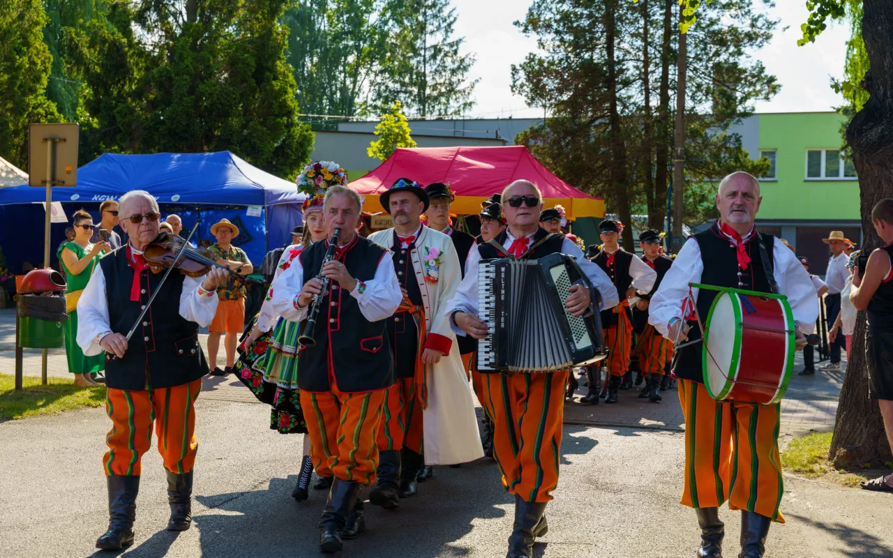 Wielki korowód przeszedł przez Lipce Reymontowskie. Zobacz zdjęcia z Dnia Reymonta 2026! — zdjęcie 23 z 75