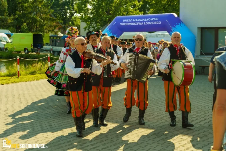 Wielki korowód przeszedł przez Lipce Reymontowskie. Zobacz zdjęcia z Dnia Reymonta 2026! 1 dnia reymonta 2026 22 z 75 768x512 watermarked medium large