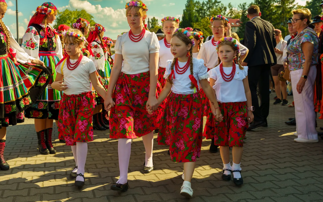 Wielki korowód przeszedł przez Lipce Reymontowskie. Zobacz zdjęcia z Dnia Reymonta 2026! — zdjęcie 24 z 75