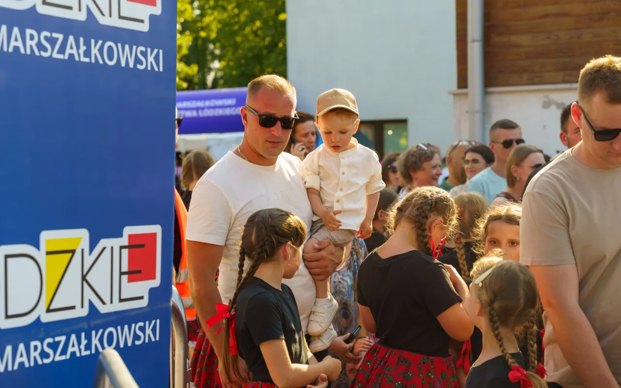 Wielki korowód przeszedł przez Lipce Reymontowskie. Zobacz zdjęcia z Dnia Reymonta 2026! — zdjęcie 60 z 75