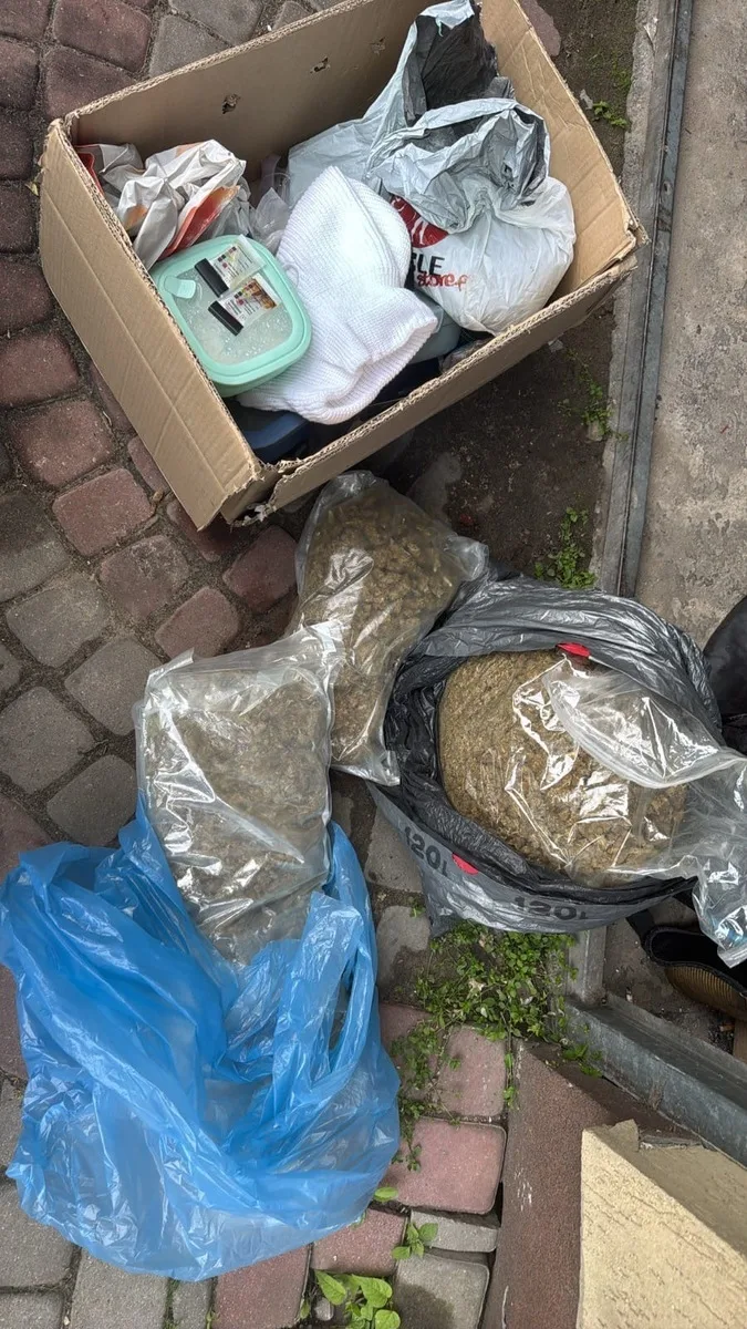 Uderzenie skierniewickiej policji w gang złodziei. Odzyskali luksusowe auta i kilogramy narkotyków 1 gang zlodziei samochodow rozbity 11