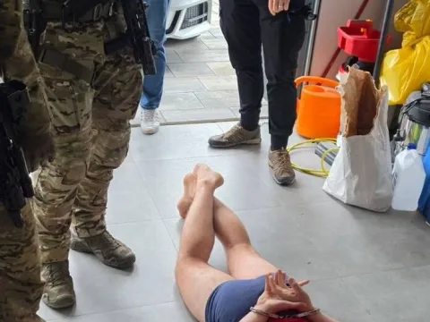 Uderzenie skierniewickiej policji w gang złodziei. Odzyskali luksusowe auta i kilogramy narkotyków