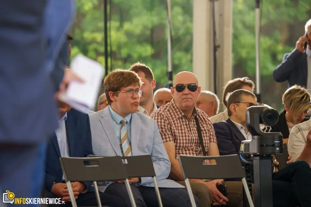 Jarosław Kaczyński i Przemysław Czarnek w gminie Maków. Zobacz relację 1 Jarosław Kaczyński i Przemysław Czarnek podczas konwencji programowej w Świętych Nowakach, gmina Maków, powiat skierniewicki