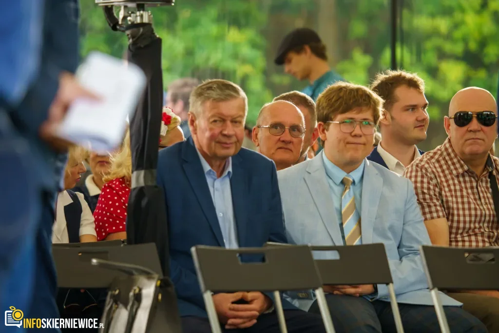 Jarosław Kaczyński i Przemysław Czarnek w gminie Maków. Zobacz relację 1 Jarosław Kaczyński i Przemysław Czarnek podczas konwencji programowej w Świętych Nowakach, gmina Maków, powiat skierniewicki