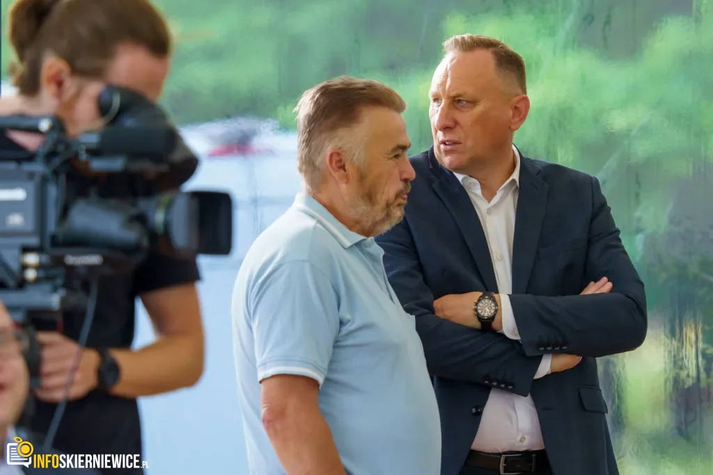 Jarosław Kaczyński i Przemysław Czarnek w gminie Maków. Zobacz relację 1 Jarosław Kaczyński i Przemysław Czarnek podczas konwencji programowej w Świętych Nowakach, gmina Maków, powiat skierniewicki