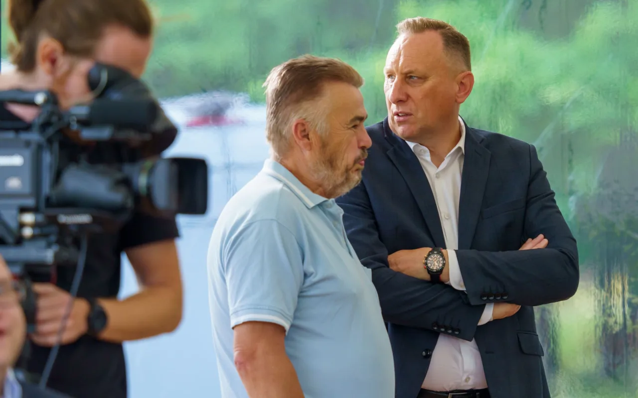 Jarosław Kaczyński i Przemysław Czarnek podczas konwencji programowej w Świętych Nowakach, gmina Maków, powiat skierniewicki